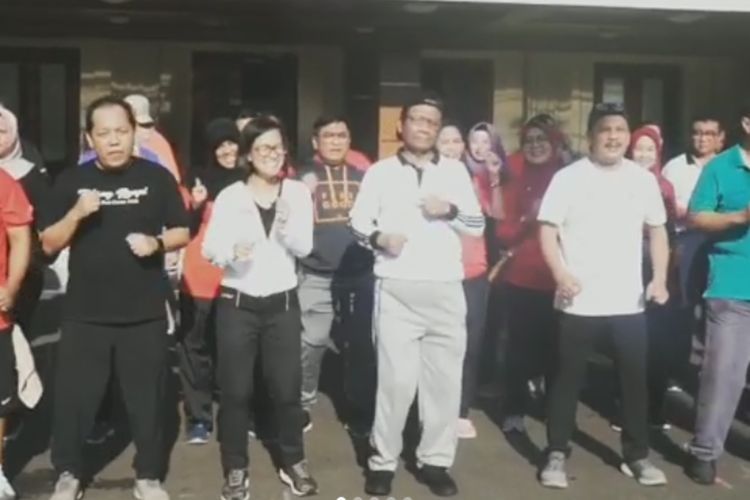 Main TikTok Lawan Virus Corona, Asyiknya Mahfud MD Goyang Ubur-ubur 