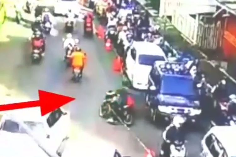 Pemotor Ini Nekat Lawan Arah dan Seret Traffic Cone