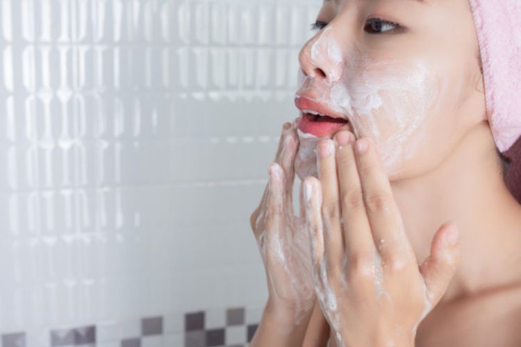 Perlukah Mencuci Wajah Sebelum Memakai Scrub?