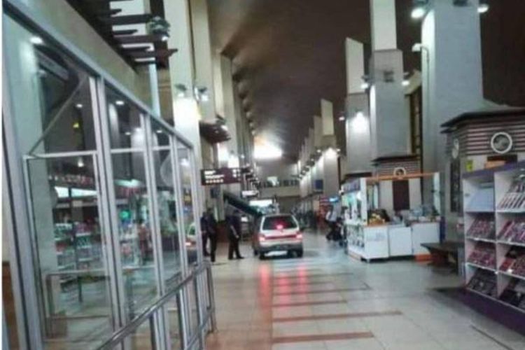 Viral! Emak-Emak Ini Mengemudi Perodua Kancil Masuk ke Gedung Bandara
