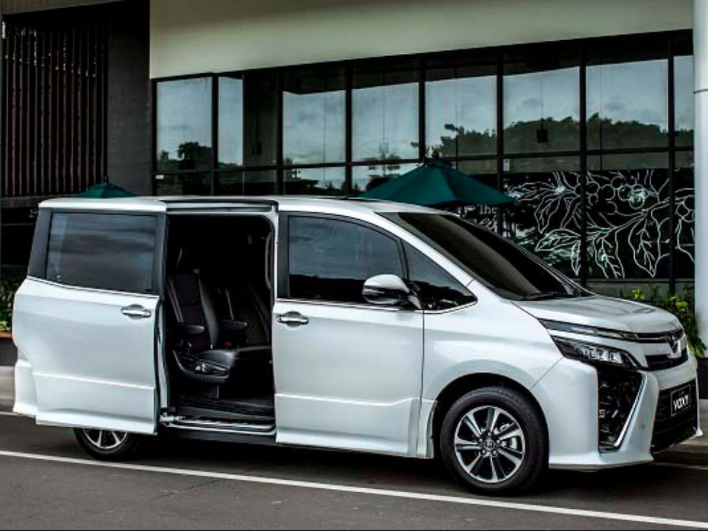 5 Perbandingan Toyota Voxy dan Alphard Terbaru 2024, Sama-sama Mobil Sliding Door Terbaik!