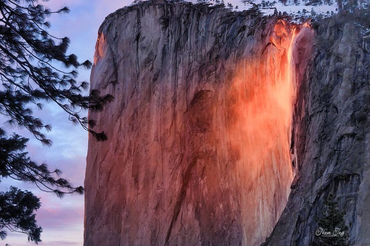 Horsetail Firefall, Air Terjun Api yang Mengalir di Musim Dingin