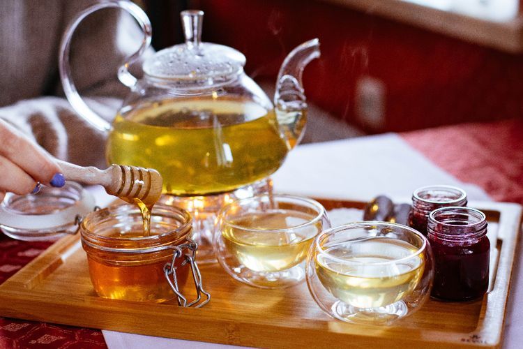 Manfaat Minum Air Madu Hangat saat Sahur dan Berbuka Puasa