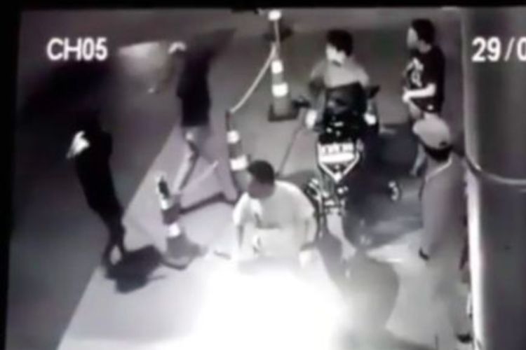 Video Detik-detik Dua Pemotor Ditodong Senjata Tajam  Saat Berada di SPBU