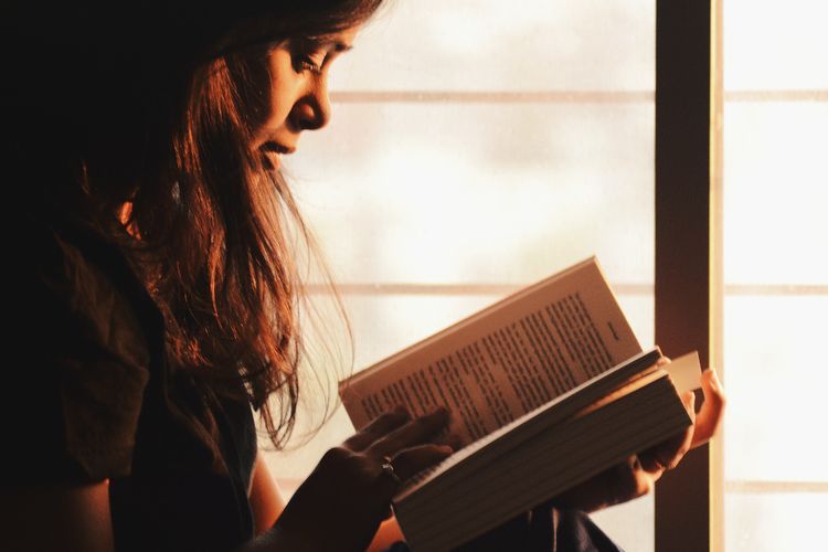 Selamat Hari Buku Nasional, Yuk Bikin Membaca Jadi Hobi Kamu!
