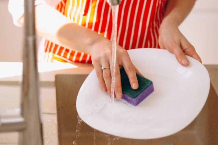 Kulit Kering Setelah Mencuci Piring, Atasi dengan Cara Ini