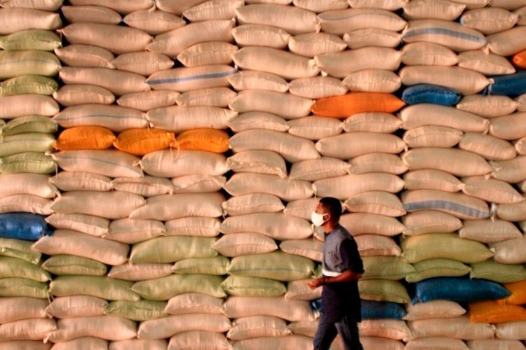 Gudang yang Diduga Pengoplosan Beras Digerebek Polisi di Komplek Brayan Trade Center