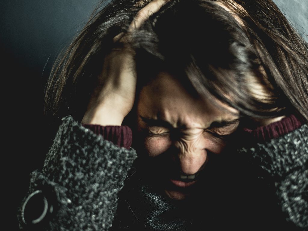Perempuan Sering Alami Overthinking, Apa Sih Penyebabnya?