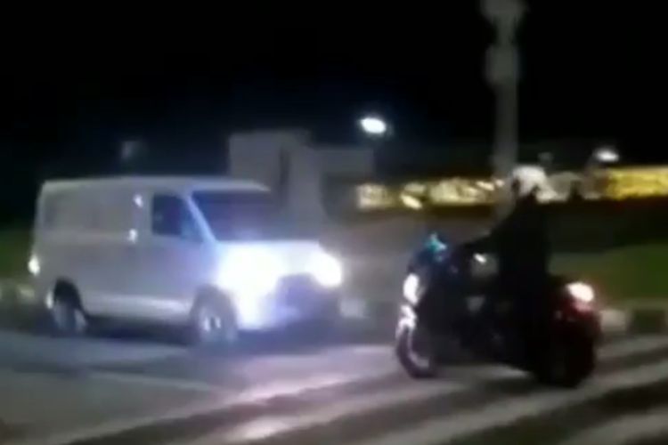 Waduh! Pengemudi Mobil Ini Berkendara Mundur Saat Dikejar Polisi, Diduga Akibat Balap Liar