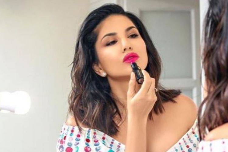Cerita Sunny Leone dari Mantan Bintang Film Dewasa Kini Jualan Lipstick
