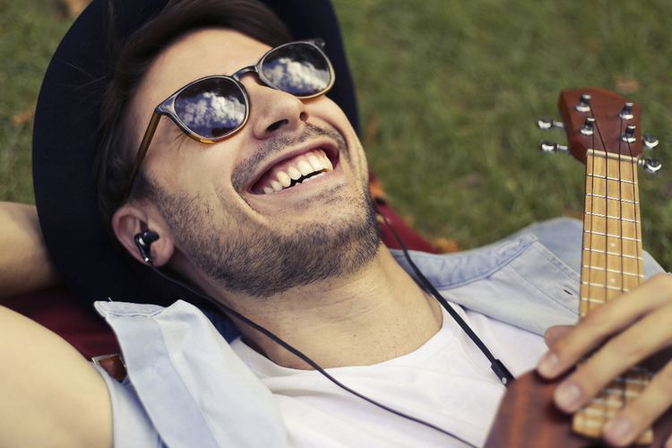 Sering Menggunakan Earphone, Ini 3 Gangguan  Kesehatan yang Bisa Kamu Alami