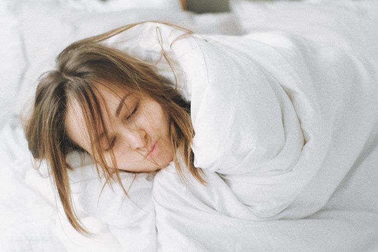 3 Dampak Buruk saat Kamu Tidur Menggunakan  Kipas Angin