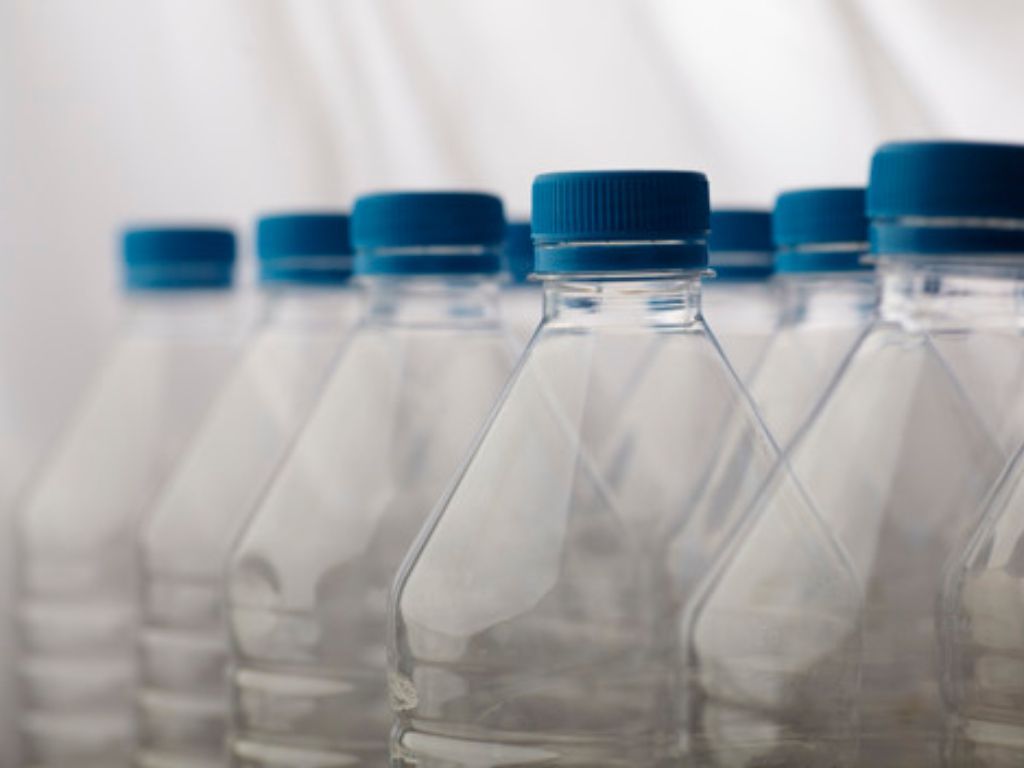Peneliti Temukan Air dalam Botol Mengandung Seperempat Juta Potongan Nanoplastik per Liter