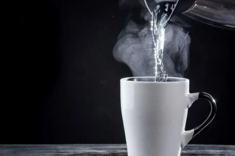 Rajin Minum Air Panas, Benarkah Bikin Cepat Langsing?
