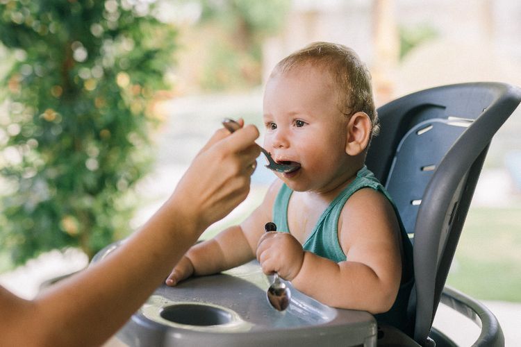 3 Hal Ini Bukan Berarti Si Kecil Siap Memulai MPASI ya Mom