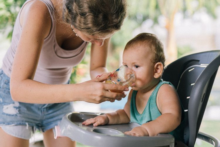 Saat Cuaca Panas Ini cara Menjaga Bayi Agar Tetap Terhidrasi