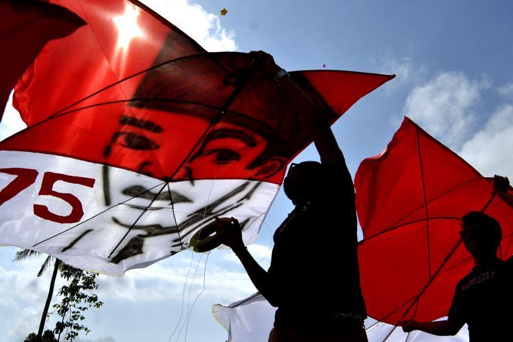FOTO: Warga Menerbangkan Layang-layang Bernuansa Kemerdekaan