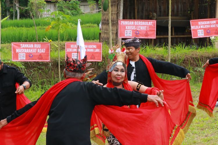 FOTO: Suku Osing peringati hari internasional masyarakat adat sedunia