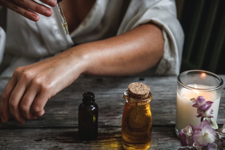 7 Minyak Esensial Alami Meredakan Nyeri Sakit Punggung, Bisa Dibuat Sendiri di Rumah