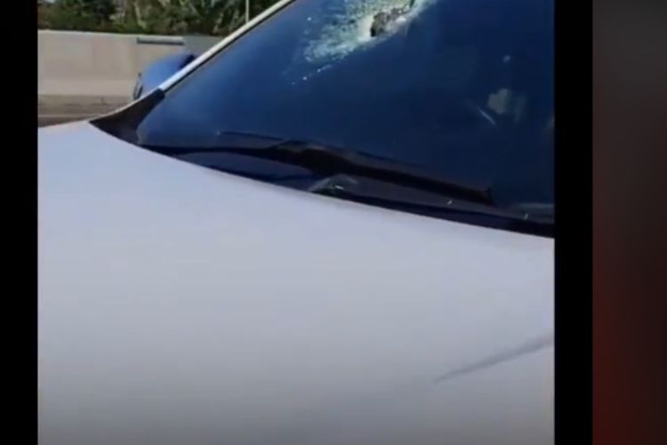 Viral Video Sejumlah Mobil Rusak Dilempar Batu Orang Tak Dikenal di Tol Merak, Kaca Hancur