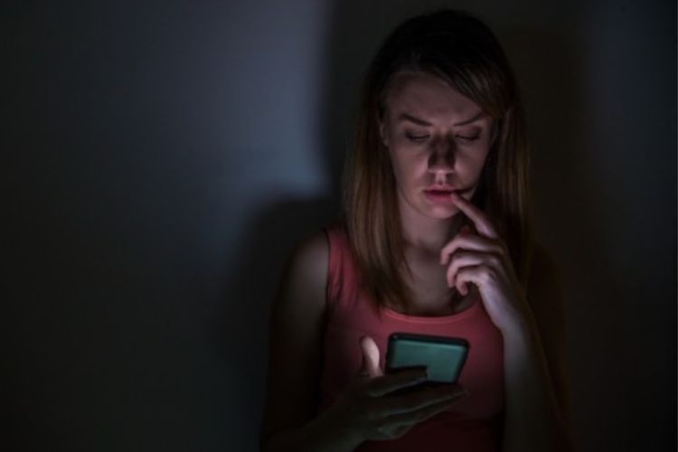 Benarkah Wanita Virgo Suka Stalking Media Sosial Gebetannya?