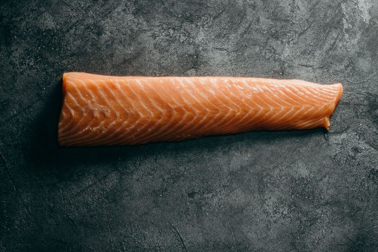 Studi Menemukan Jejak Covid-19 pada Salmon, Apakah Berarti Makanan Bisa Membawa Virus?