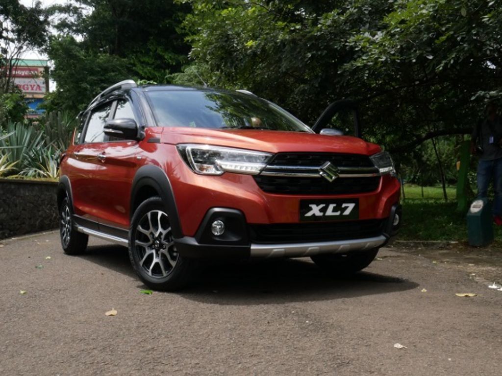 5 Perbandingan Suzuki XL7 vs Toyota Rush Terbaru 2025: Lebih Nyaman Mana?