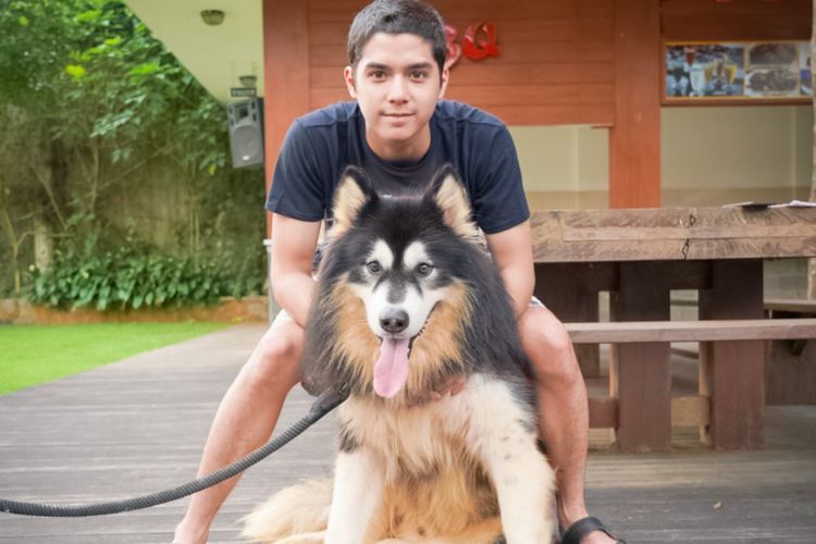 Al Ghazali Dinyinyiri Usai Unggah Foto Pegang Anjing, Netizen Bahas Soal Najis dan Haram