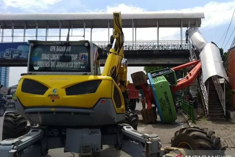 Operator Kelelahan, Eskavator Terguling Hingga Timpa Pagar JPO Kampung Melayu