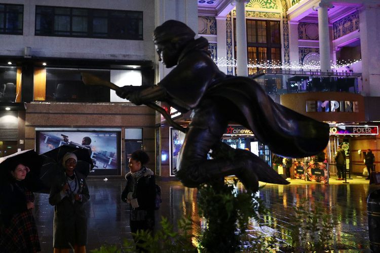 FOTO: Patung Harry Potter Bagaikan Keajaiban Tersendiri di Inggris