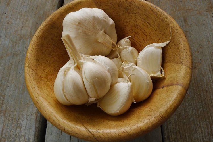 Cara Mengupas Bawang Putih Hanya Dalam Waktu 30 Detik Saja