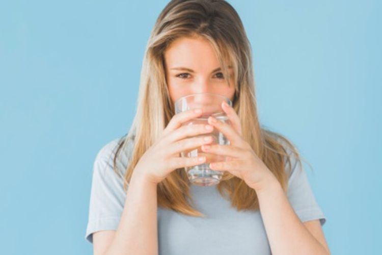 Meski Punya Banyak Manfaat, Namun Ini Bahaya Terlalu Banyak Minum Air Putih