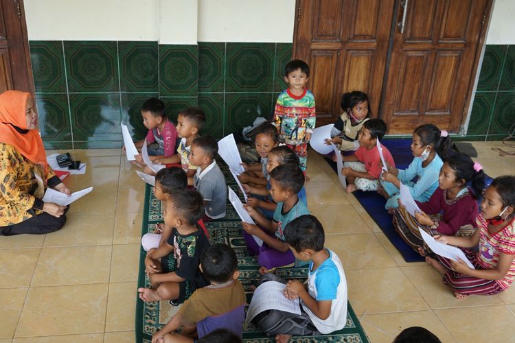 FOTO:  Trauma Healing Anak Pengungsi Merapi