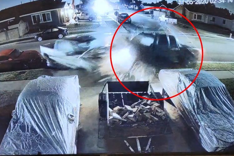 2 Mobil Mustang Ini Rusak Akibat Ditabrak Mobil Lain yang Dikejar Polisi