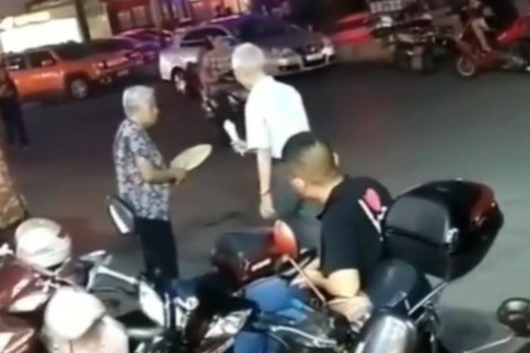 Aksi Romantis Seorang Kakek Belikan Istrinya Es Krim, Bikin Netizen Iri