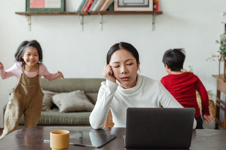 4 Zodiak Ini Cenderung Meremehkan Stres dalam Mengasuh Anak-anak Mereka