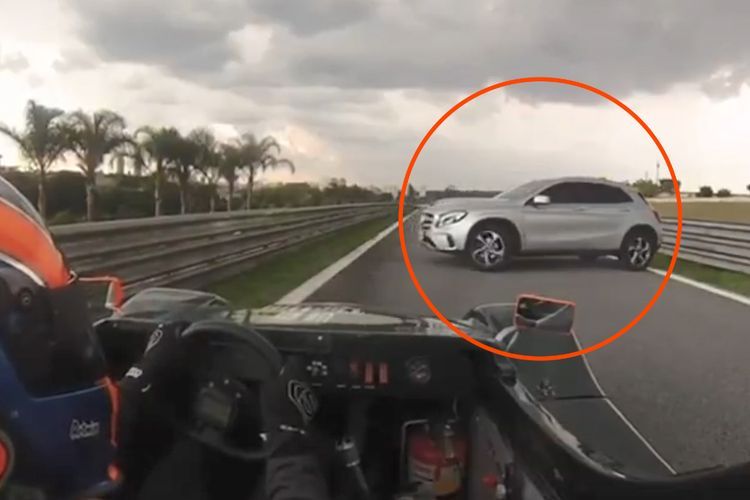 Hampir Ditabrak dengan Kecepatan Tinggi, Mobil Mercedes Ini Nyasar ke Sirkuit Balap!