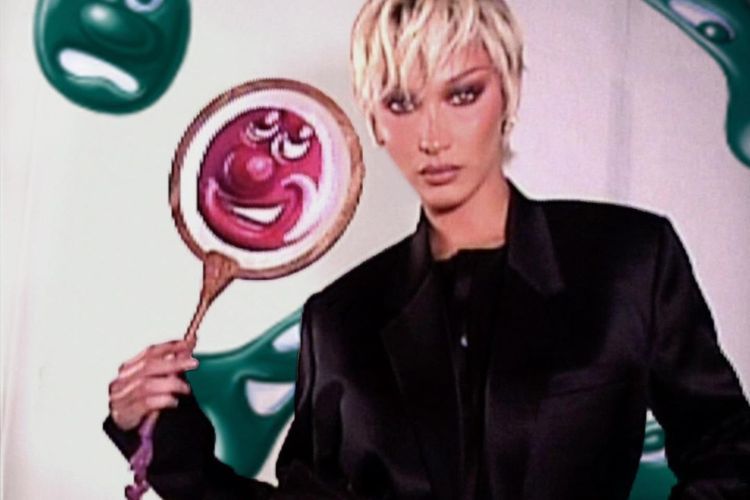 Rambut Pixie Pirang Bella Hadid Membuatnya Sangat Mirip dengan Jennifer Lawrence
