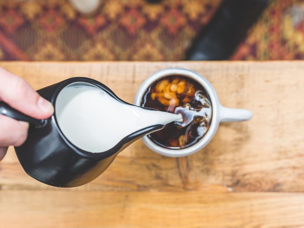 Mau Bikin Es Kopi Latte di Rumah? Jangan Skip Jenis Susu Ini