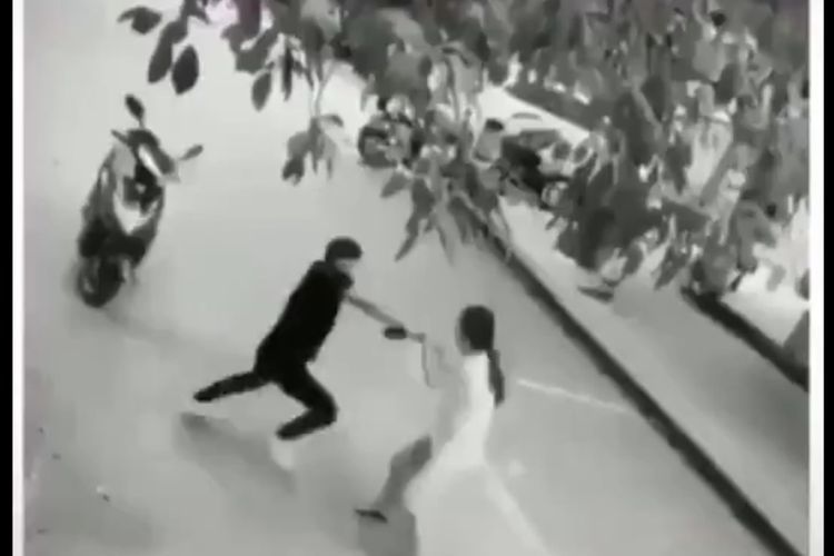 Video Pencopet yang Gagal Beraksi, Malah Korban yang Untung Besar