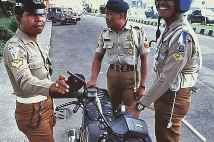 Potret Anggota Polisi di Tahun 1988, Celana Ketatnya Jadi Sorotan Netizen