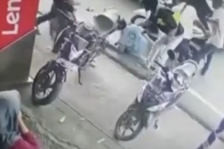 Tukang Parkir Ini Ditabrak Pengendara Motor Sampai Tebuntang: Kepalanya Jumpa Aspal