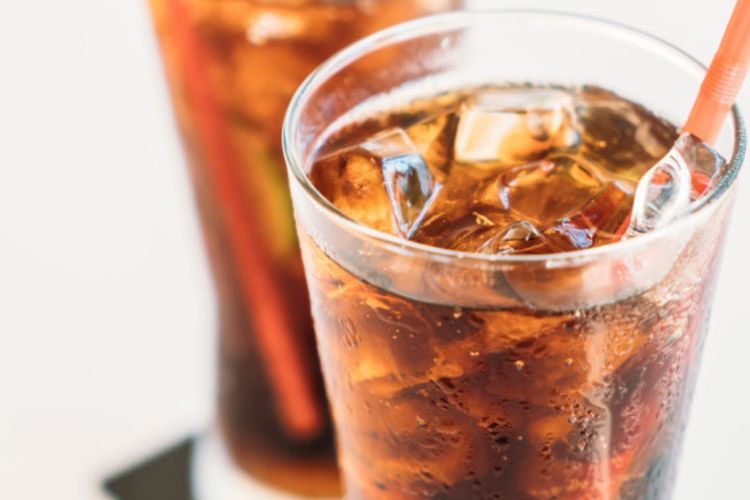 Stop! Gaya Minum Soda Ini Tingkatkan Risiko Kematian 