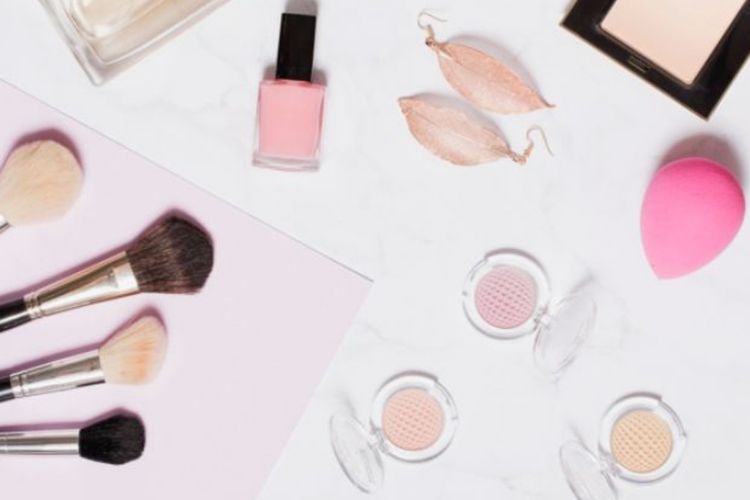 Ini Bedanya Mengaplikasikan Foundation dengan Brush dan Beauty Blender!
