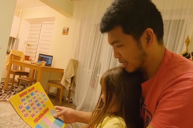 Tonton Aksi YouTuber Benni Sitanggang Ajari Anak Bulenya Berhitung Pakai Bahasa Batak