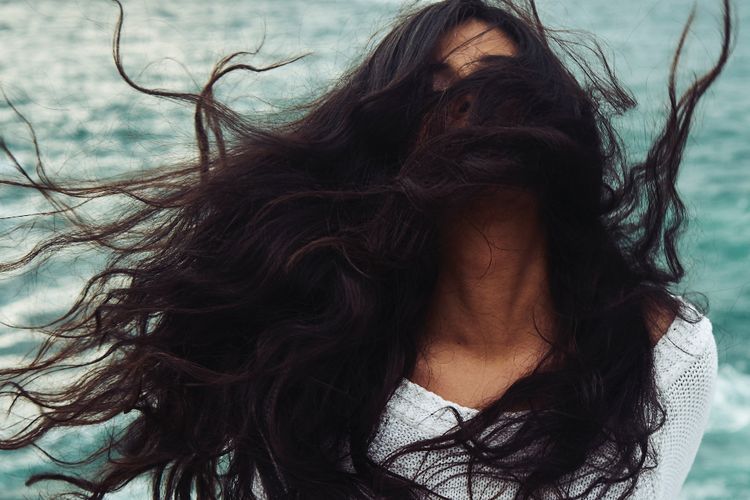 Selain Shampo, Begini Cara Mengatasi Rambut Rontok dan Kusam 