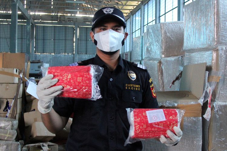 FOTO: Otoritas Pabean Dumai Amankan APD Bekas dan Obat Selundupan