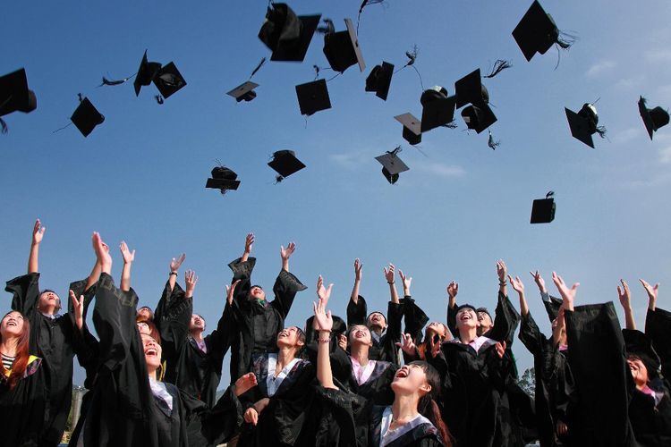 11 Kado Wisuda yang Bermanfaat untuk Sahabat dan Pacar