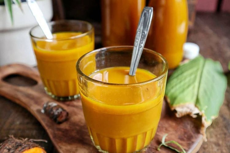Suka Minum Jamu Kunyit? Berikut Ini Manfaatnya!