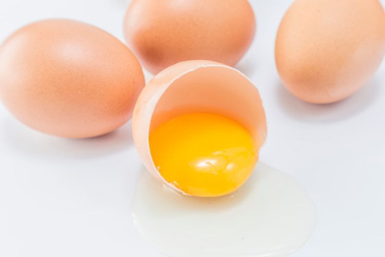 Tips Mudah Memisahkan Kuning Telur dari Putihnya Hanya dengan Bawang Putih